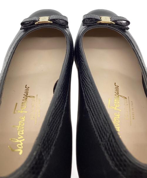 Salvatore Ferragamo（サルヴァトーレ フェラガモ）Salvatore Ferragamo (サルヴァトーレ フェラガモ) ヴァラリボン スクエアトゥ パンプス ブラック サイズ:6 1/2 Cの古着・服飾アイテム