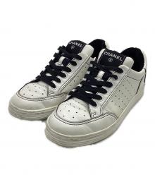 CHANEL（シャネル）の古着「カーフスキン パンチングスニーカー」｜ホワイト