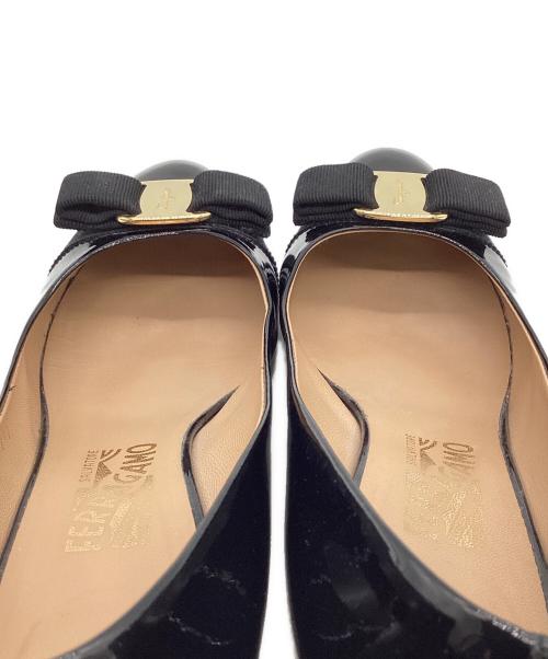 Salvatore Ferragamo（サルヴァトーレ フェラガモ）Salvatore Ferragamo (サルヴァトーレ フェラガモ) CARLA55（カーラ55）ヴァラ リボン パンプス ブラック サイズ:6 1/2の古着・服飾アイテム