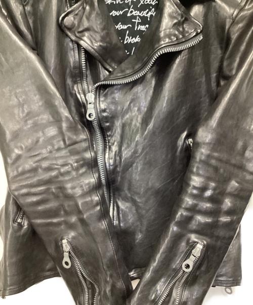 ISAMU KATAYAMA BACKLASH（イサムカタヤマ・バックラッシュ）ISAMU KATAYAMA BACKLASH (イサムカタヤマ・バックラッシュ)  イタリー ショルダー ガーメントダイ ダブルライダース ブラック サイズ:Sの古着・服飾アイテム