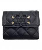 CHANELシャネル）の古着「CCフィリングリー キャビアスキン コンパクトウォレット」｜ブラック