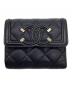 CHANEL（シャネル）の古着「CCフィリングリー キャビアスキン コンパクトウォレット」｜ブラック