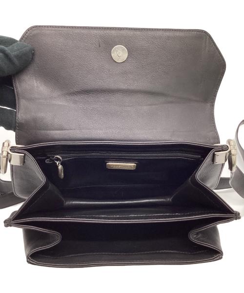 COLE HAAN（コールハーン）COLE HAAN (コールハーン) ANGULAR FLAPOVER（アンギュラ フラップオバー）ショルダーバッグ ブラックの古着・服飾アイテム