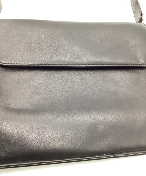 COLE HAAN（コールハーン）COLE HAAN (コールハーン) ANGULAR FLAPOVER（アンギュラ フラップオバー）ショルダーバッグ ブラックの古着・服飾アイテム