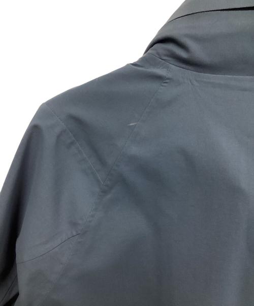 DESCENTE ALLTERRAIN（デザイント オルテライン）DESCENTE ALLTERRAIN (デザイント オルテライン) HARD SHELL STACK HOODED JACKET（ハード シェル スタック フーデッド ジャケット） ブルー サイズ:JP Lの古着・服飾アイテム