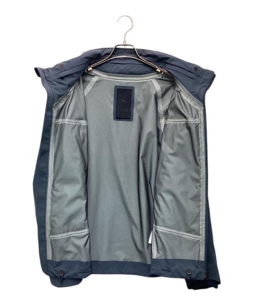 DESCENTE ALLTERRAIN（デザイント オルテライン）DESCENTE ALLTERRAIN (デザイント オルテライン) HARD SHELL STACK HOODED JACKET（ハード シェル スタック フーデッド ジャケット） ブルー サイズ:JP Lの古着・服飾アイテム