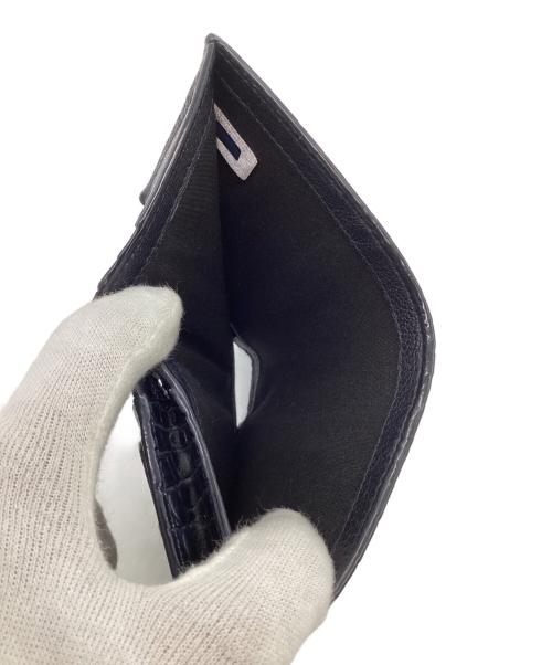 JIMMY CHOO（ジミーチュウ）JIMMY CHOO (ジミーチュウ) HANNE クロコ柄二つ折り財布 ブラックの古着・服飾アイテム