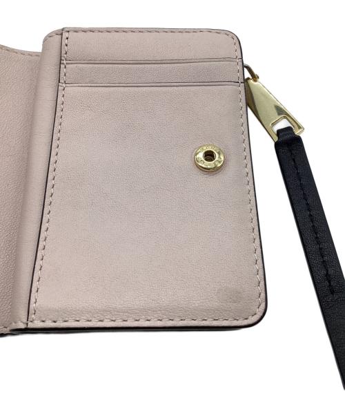 Marc by Marc Jacobs（マークバイマークジェイコブス）Marc by Marc Jacobs (マークバイマークジェイコブス) STARS MINI COMPACT WALLET（スター ミニ コンパクト ウォレット） ブラック×ピンクの古着・服飾アイテム