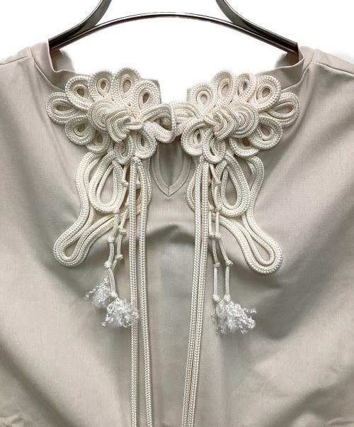 TANAKADAISUKE（タナカダイスケ）TANAKADAISUKE (タナカダイスケ) STUDIOUS (ステュディオス) 別注China ribbon no sleeve T-shirt（チャイナ リボン ノースリーブ Tシャツ） アイボリー サイズ:Fの古着・服飾アイテム