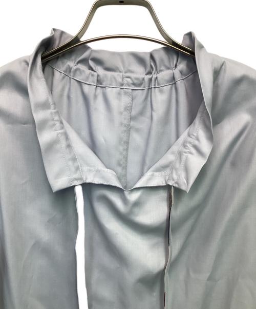 BLUE LABEL CRESTBRIDGE（ブルーレーベルクレストブリッジ）BLUE LABEL CRESTBRIDGE (ブルーレーベルクレストブリッジ) マイクロピーチスパンスタンドフリルブラウス ブルー サイズ:36の古着・服飾アイテム