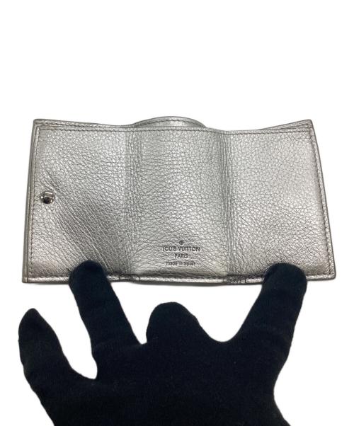 LOUIS VUITTON（ルイ ヴィトン）LOUIS VUITTON (ルイ ヴィトン) ポルトフォイユ・ロックミニ 3つ折り財布 シルバーの古着・服飾アイテム