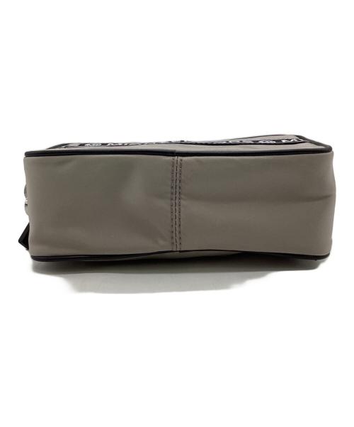 MICHAEL KORS（マイケル・コース）MICHAEL KORS (マイケル・コース) KENLY SM CAMERA XBODY（ケンリー スモール カメラ クロスボディー） グレーの古着・服飾アイテム