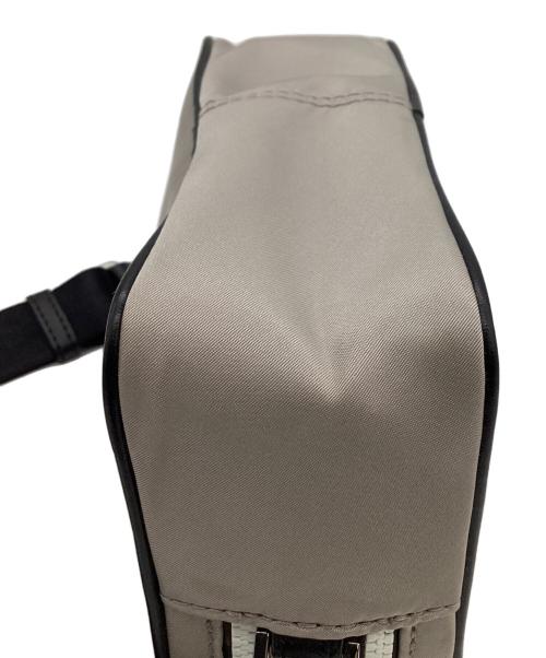 MICHAEL KORS（マイケル・コース）MICHAEL KORS (マイケル・コース) KENLY SM CAMERA XBODY（ケンリー スモール カメラ クロスボディー） グレーの古着・服飾アイテム