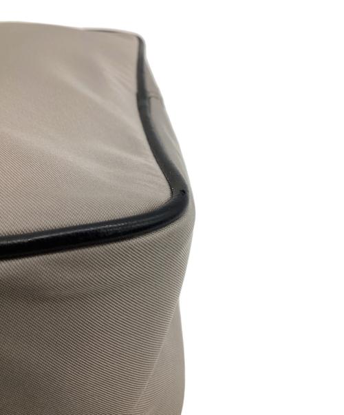 MICHAEL KORS（マイケル・コース）MICHAEL KORS (マイケル・コース) KENLY SM CAMERA XBODY（ケンリー スモール カメラ クロスボディー） グレーの古着・服飾アイテム