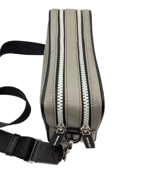 MICHAEL KORS（マイケル・コース）MICHAEL KORS (マイケル・コース) KENLY SM CAMERA XBODY（ケンリー スモール カメラ クロスボディー） グレーの古着・服飾アイテム