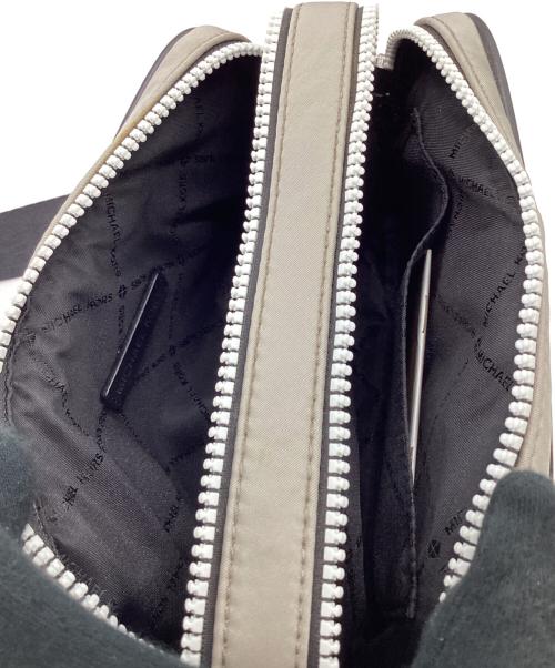 MICHAEL KORS（マイケル・コース）MICHAEL KORS (マイケル・コース) KENLY SM CAMERA XBODY（ケンリー スモール カメラ クロスボディー） グレーの古着・服飾アイテム