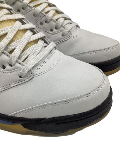 NIKE（ナイキ）NIKE (ナイキ) A Ma Maniere (ア・マ・マニエール) WMNS AIR JORDAN 5 RETRO SP（ウィメンズ エア ジョーダン 5 レトロ SP） ライトグレー サイズ:US10.5の古着・服飾アイテム