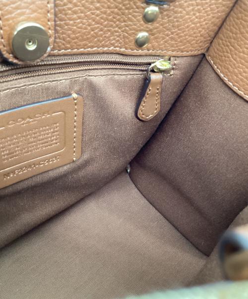 COACH（コーチ）COACH (コーチ) デンプシー トート 22 シグネチャー ジャカード ウィズ ストライプ アンド コーチ パッチ ベージュの古着・服飾アイテム