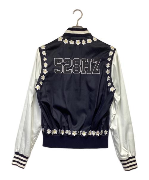 adidas Originals（アディダスオリジナル）adidas Originals (アディダスオリジナル) Pharrell Williams (ファレルウィリアムス) PW デイジー バーシティー ジャケット ホワイト×ネイビー サイズ:L（ユニセックス）の古着・服飾アイテム