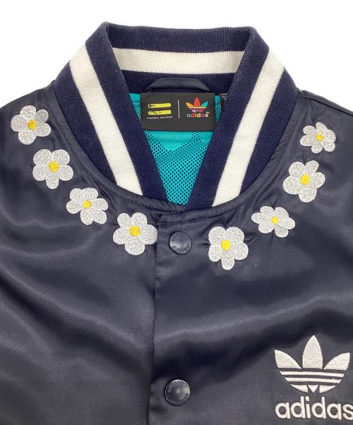 adidas Originals（アディダスオリジナル）adidas Originals (アディダスオリジナル) Pharrell Williams (ファレルウィリアムス) PW デイジー バーシティー ジャケット ホワイト×ネイビー サイズ:L（ユニセックス）の古着・服飾アイテム