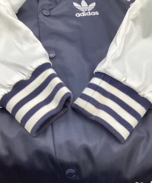 adidas Originals（アディダスオリジナル）adidas Originals (アディダスオリジナル) Pharrell Williams (ファレルウィリアムス) PW デイジー バーシティー ジャケット ホワイト×ネイビー サイズ:L（ユニセックス）の古着・服飾アイテム