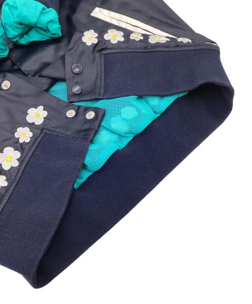 adidas Originals（アディダスオリジナル）adidas Originals (アディダスオリジナル) Pharrell Williams (ファレルウィリアムス) PW デイジー バーシティー ジャケット ホワイト×ネイビー サイズ:L（ユニセックス）の古着・服飾アイテム