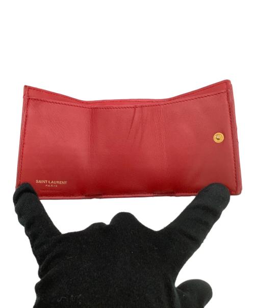 Saint Laurent Paris（サンローランパリ）Saint Laurent Paris (サンローランパリ) Vステッチ コンパクトウォレット レッドの古着・服飾アイテム