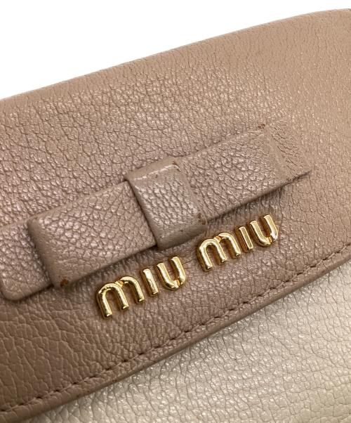 MIU MIU（ミュウミュウ）MIU MIU (ミュウミュウ) コンパクトウォレット ベージュ×アイボリーの古着・服飾アイテム