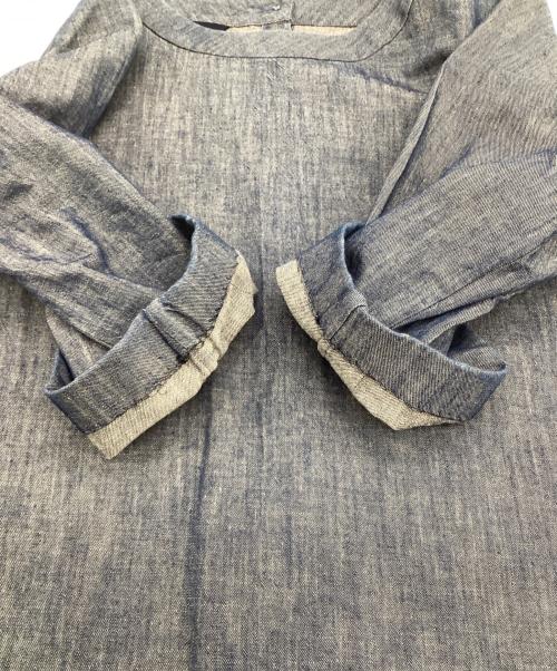 45R（フォーティファイブ・アール）45R (フォーティファイブ・アール) バックボタン七分袖シャンブレーブラウス ブルー サイズ:2の古着・服飾アイテム