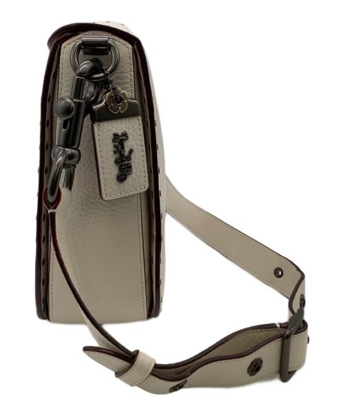 COACH（コーチ）COACH (コーチ) ペイジ27 ウィズ ボーダーリベット ショルダーバッグ アイボリーの古着・服飾アイテム