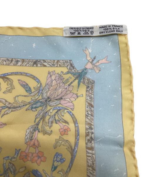 HERMES（エルメス）HERMES (エルメス) プチカレ PIERRES d' ORIENT et d' OCCIDENT スカーフ イエロー×ブルーの古着・服飾アイテム