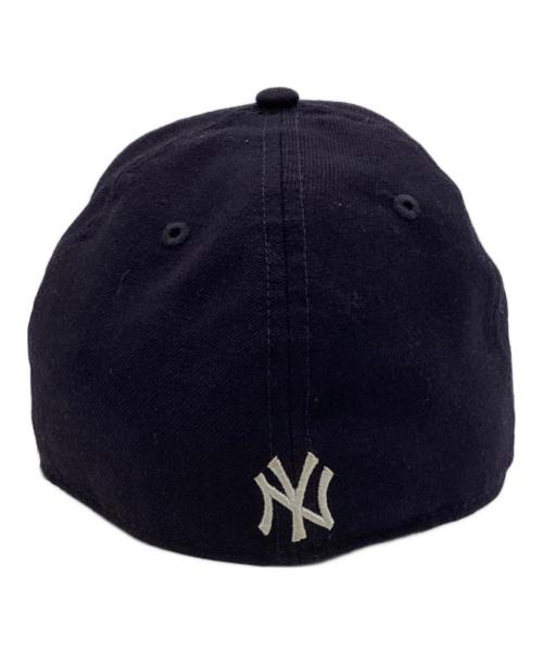 New Era（ニューエラ）New Era (ニューエラ) KITH (キス) GENUINE MERCHANDISE (ジェニュイン マーチャンダイズ) 59FIFTY SERIF TEAM CAP NAVY キャップ ネイビー サイズ:7 3/8の古着・服飾アイテム