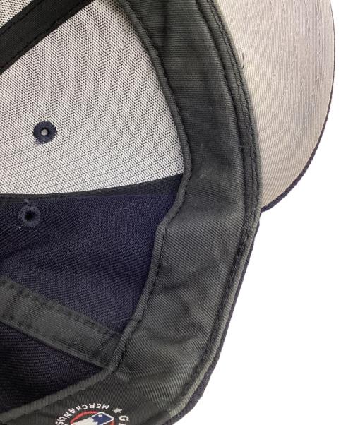 New Era（ニューエラ）New Era (ニューエラ) KITH (キス) GENUINE MERCHANDISE (ジェニュイン マーチャンダイズ) 59FIFTY SERIF TEAM CAP NAVY キャップ ネイビー サイズ:7 3/8の古着・服飾アイテム