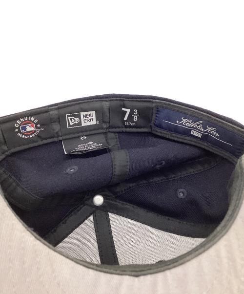 New Era（ニューエラ）New Era (ニューエラ) KITH (キス) GENUINE MERCHANDISE (ジェニュイン マーチャンダイズ) 59FIFTY SERIF TEAM CAP NAVY キャップ ネイビー サイズ:7 3/8の古着・服飾アイテム