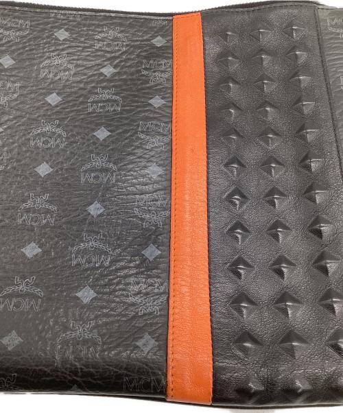 MCM（エムシーエム）MCM (エムシーエム) クラッチバッグ ブラック×オレンジの古着・服飾アイテム