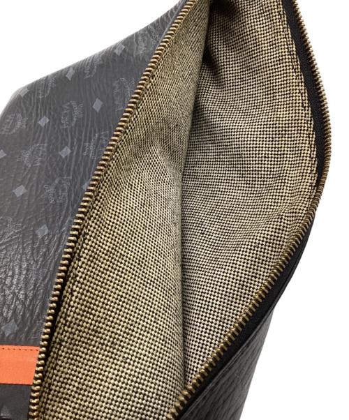 MCM（エムシーエム）MCM (エムシーエム) クラッチバッグ ブラック×オレンジの古着・服飾アイテム