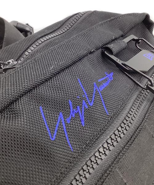 YOHJI YAMAMOTO（ヨウジヤマモト）YOHJI YAMAMOTO (ヨウジヤマモト) New Era (ニューエラ) ボディーバッグ ブラックの古着・服飾アイテム