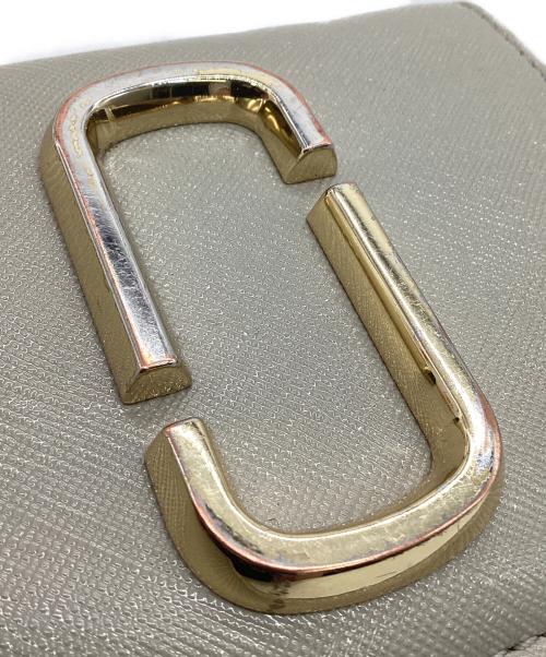 MARC JACOBS（マークジェイコブス）MARC JACOBS (マークジェイコブス) 二つ折り財布 ベージュの古着・服飾アイテム