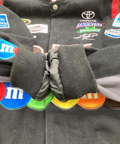 NASCAR by JH Design（ナスカーバイジェイエイチデザイン）NASCAR by JH Design (ナスカーバイジェイエイチデザイン) M&M (エムアンドエム) M&M's レーシングジャケット ブラック×レッド サイズ:Lの古着・服飾アイテム