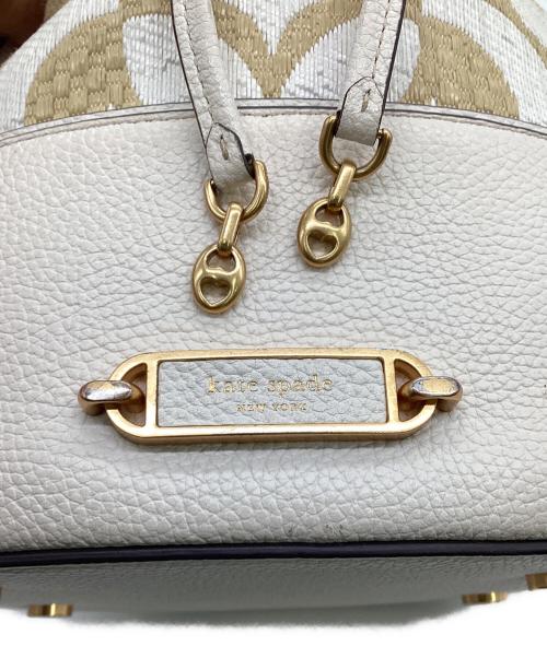 Kate Spade（ケイトスペード）Kate Spade (ケイトスペード) スペードフラワーモノグラムラフィアグラマシーミディアムバケットバッグ ベージュの古着・服飾アイテム