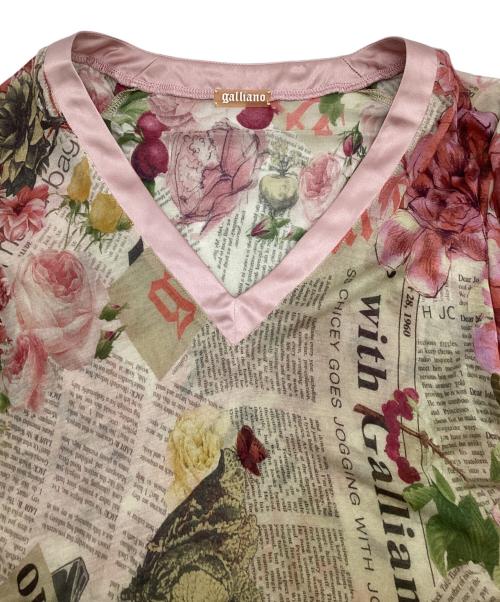 GALLIANO（ガリアーノ）GALLIANO (ガリアーノ) ニュースペーパー カットソー ピンク サイズ:XSの古着・服飾アイテム