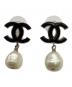 CHANEL（シャネル）の古着「ココマークフェイクパールピアス」｜ブラック