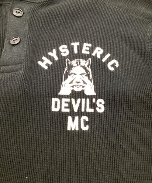 DIZZY&MILKY HYSTERIC（ディジー アンド ミルキー ヒステリック）DIZZY&MILKY HYSTERIC (ディジー アンド ミルキー ヒステリック) DEVIL'S MC HENRY NECK SWEAT（デヴィルズ エムシー エンリーネック スウェット） ブラック サイズ:Lの古着・服飾アイテム