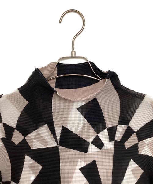 ISSEY MIYAKE me（イッセイ ミヤケ ミー）ISSEY MIYAKE me (イッセイ ミヤケ ミー) プリーツカットソー ブラック×ベージュ サイズ:-の古着・服飾アイテム