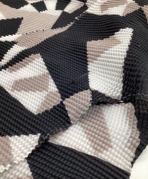 ISSEY MIYAKE me（イッセイ ミヤケ ミー）ISSEY MIYAKE me (イッセイ ミヤケ ミー) プリーツカットソー ブラック×ベージュ サイズ:-の古着・服飾アイテム