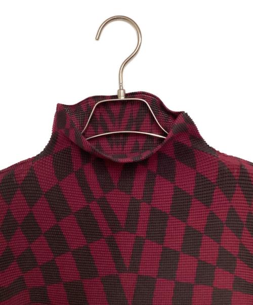 me ISSEY MIYAKE（ミーイッセイ ミヤケ）me ISSEY MIYAKE (ミーイッセイ ミヤケ) プリーツカットソー レッド×ブラウン サイズ:-の古着・服飾アイテム