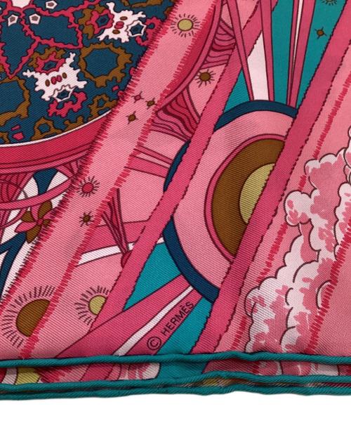 HERMES（エルメス）HERMES (エルメス) カレ90 L'Ivresse de l'Infini（無限の陶酔）スカーフ ピンクの古着・服飾アイテム