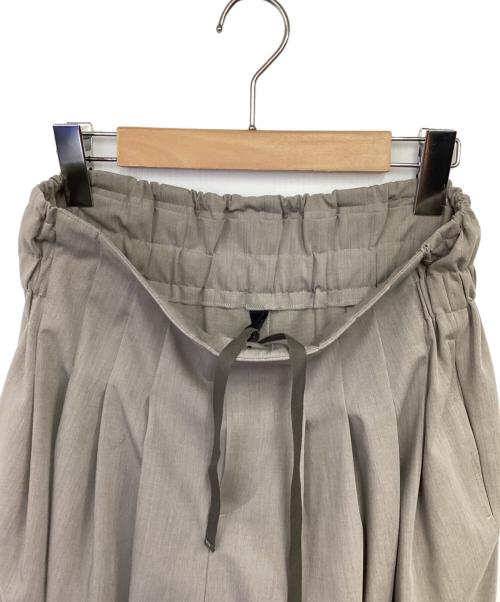 mizuiro-ind（ミズイロインド）mizuiro-ind (ミズイロインド) URBAN RESEARCH DOORS (アーバンリサーチドアーズ) high waist tuck pants（ハイウェスト タック パンツ） ライトグレー サイズ:-の古着・服飾アイテム
