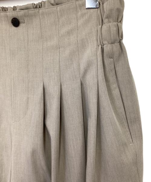 mizuiro-ind（ミズイロインド）mizuiro-ind (ミズイロインド) URBAN RESEARCH DOORS (アーバンリサーチドアーズ) high waist tuck pants（ハイウェスト タック パンツ） ライトグレー サイズ:-の古着・服飾アイテム