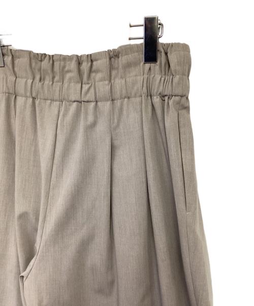 mizuiro-ind（ミズイロインド）mizuiro-ind (ミズイロインド) URBAN RESEARCH DOORS (アーバンリサーチドアーズ) high waist tuck pants（ハイウェスト タック パンツ） ライトグレー サイズ:-の古着・服飾アイテム